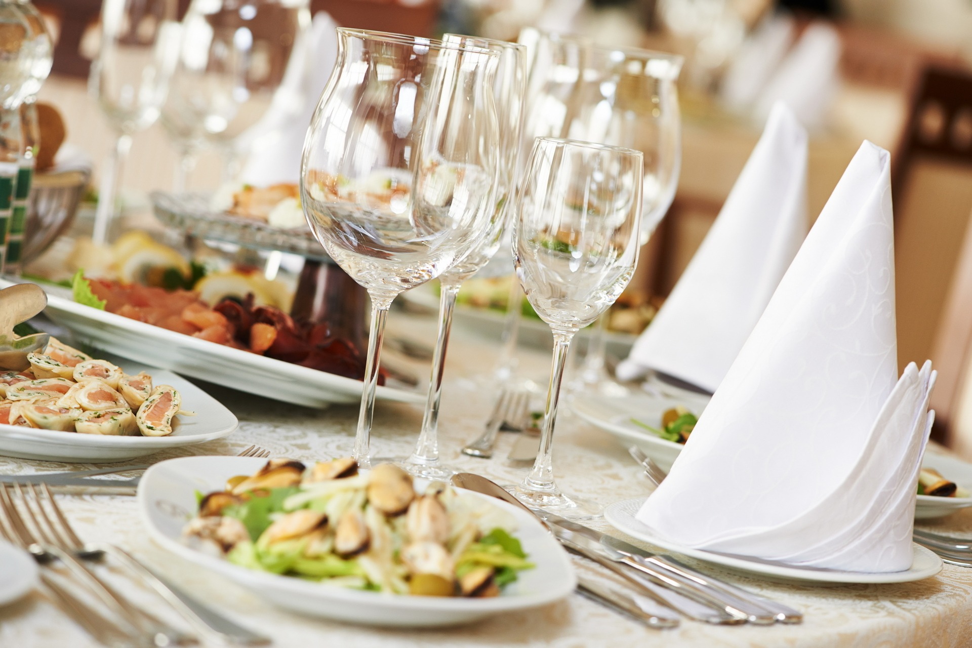 Gedeckter Tisch im Restaurant Gedeckter Tisch im Restaurant